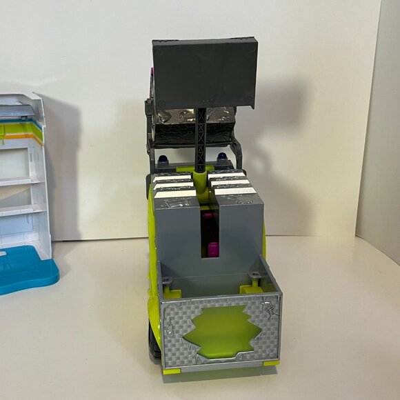 The Grossery Gang Muck Chuck Garbage Truck + Yucky Mart W Checkout Playset - Picture 9 of 15